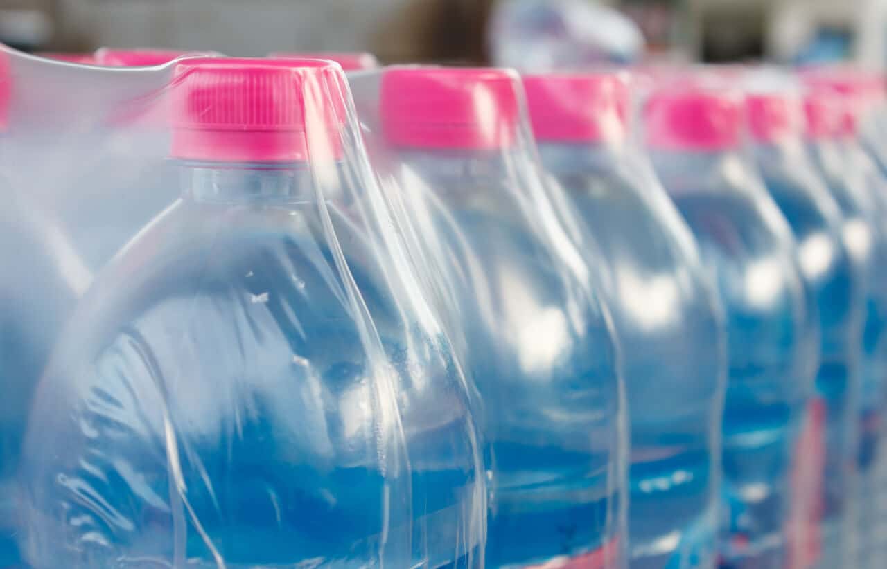 Convierte las botellas de plástico en tiras casi irrompibles para darles  nuevos usos